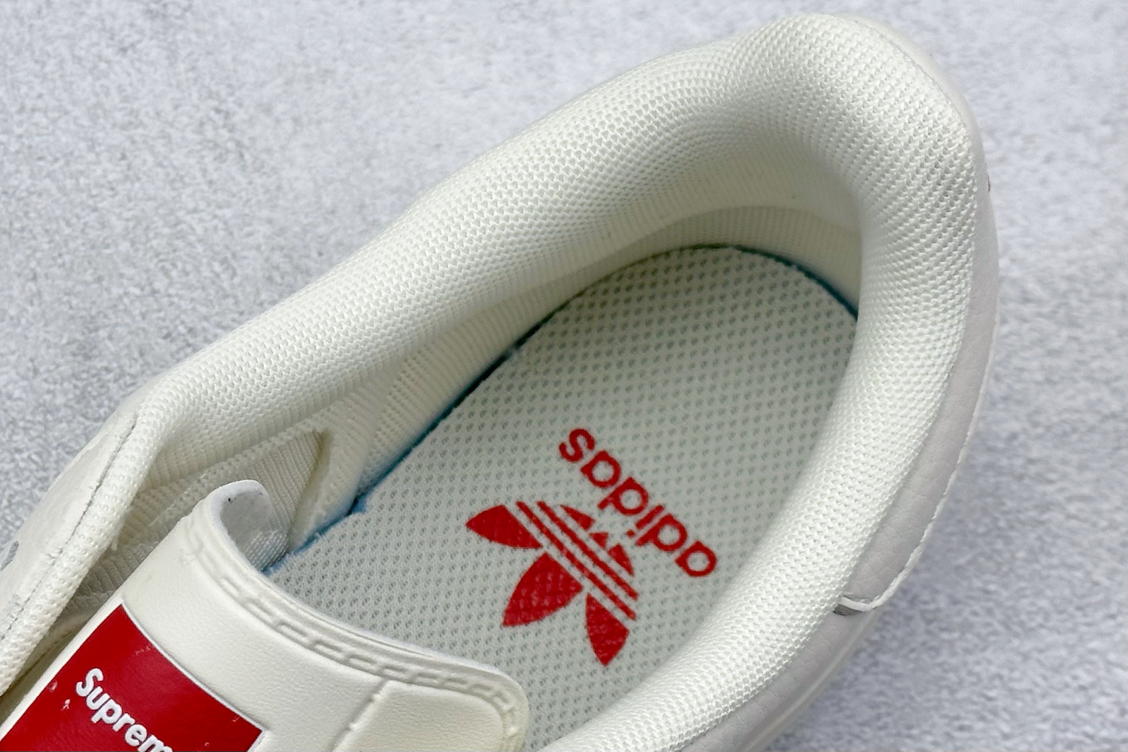 260 AD Originals Gazelle INdoor x Supreme 白红 三叶草休闲防滑耐磨低帮板鞋 DM1234-007
