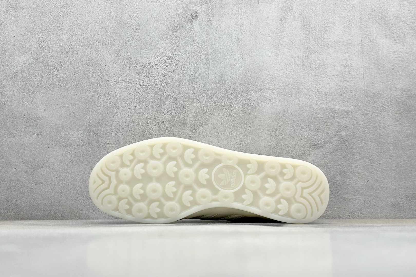 260 AD Originals Gazelle INdoor x Supreme 白红 三叶草休闲防滑耐磨低帮板鞋 DM1234-007