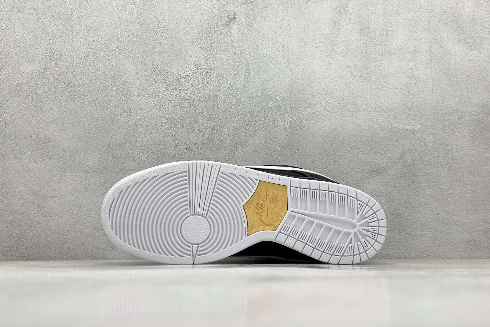220 NIKE SB Dunk Low 黑白帆布 FN5880-001