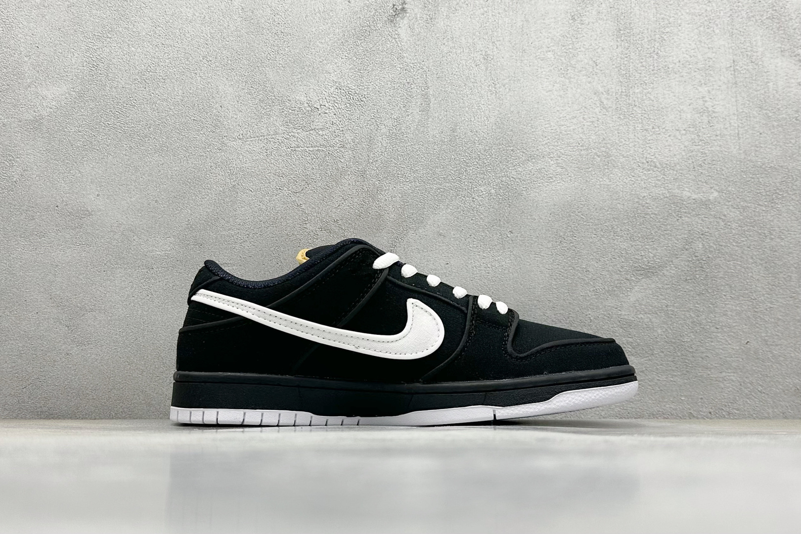 220 NIKE SB Dunk Low 黑白帆布 FN5880-001