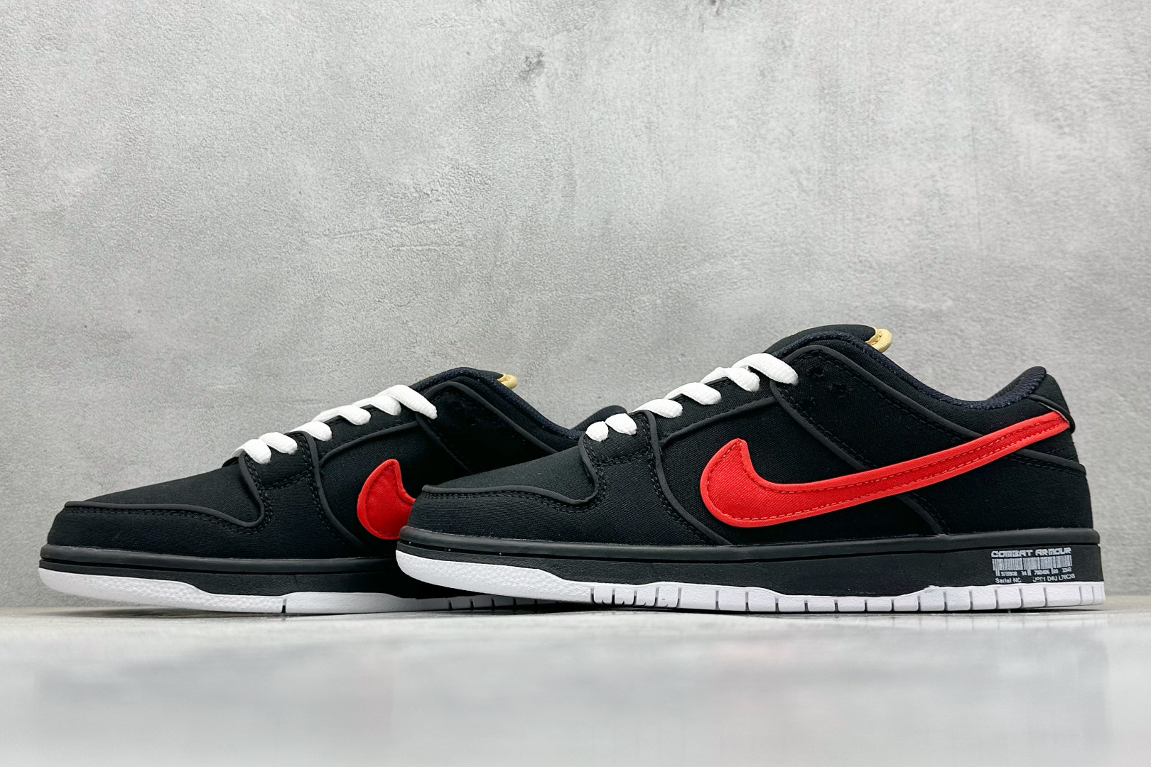 220 NIKE SB Dunk Low 黑红帆布 FN5880-001