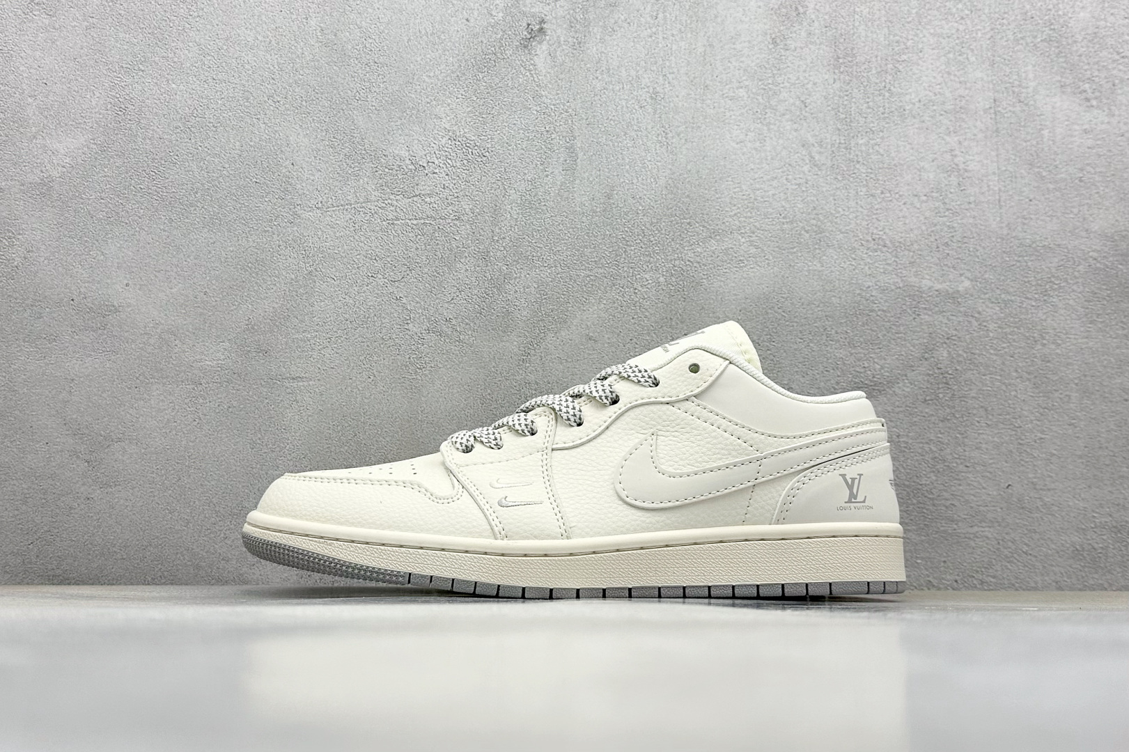 Air Jordan 1 Retro Low x Louis Vuitton 白银双小钩 XX3168-169