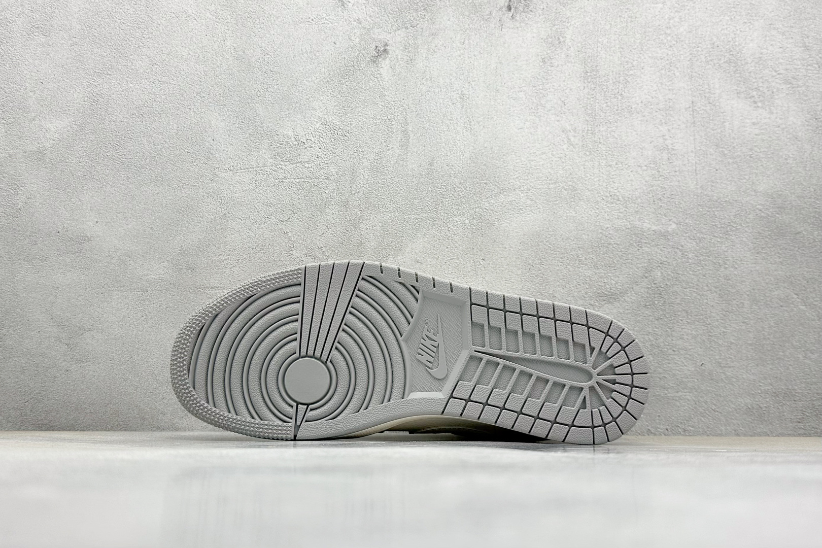 Air Jordan 1 Retro Low x Louis Vuitton 白银双小钩 XX3168-169
