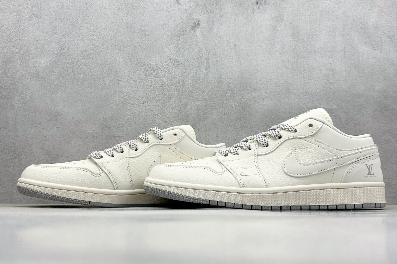 Air Jordan 1 Retro Low x Louis Vuitton 白银双小钩 XX3168-169