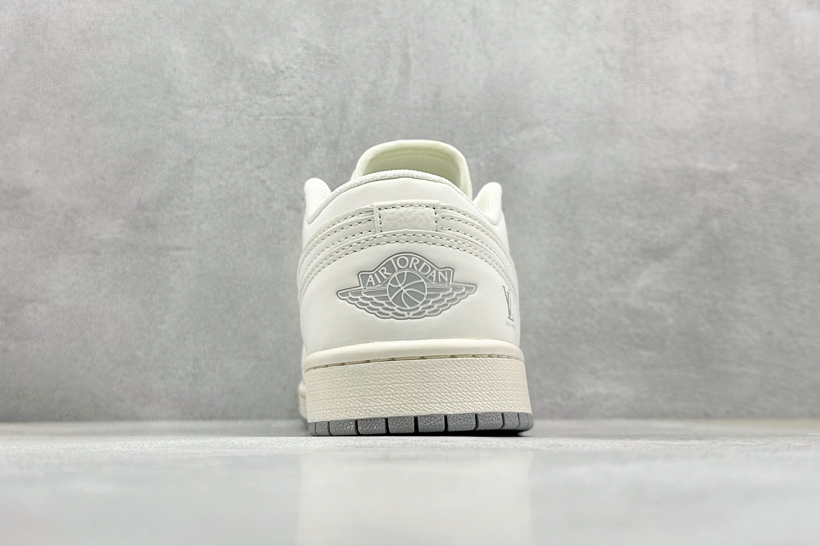 Air Jordan 1 Retro Low x Louis Vuitton 白银双小钩 XX3168-169