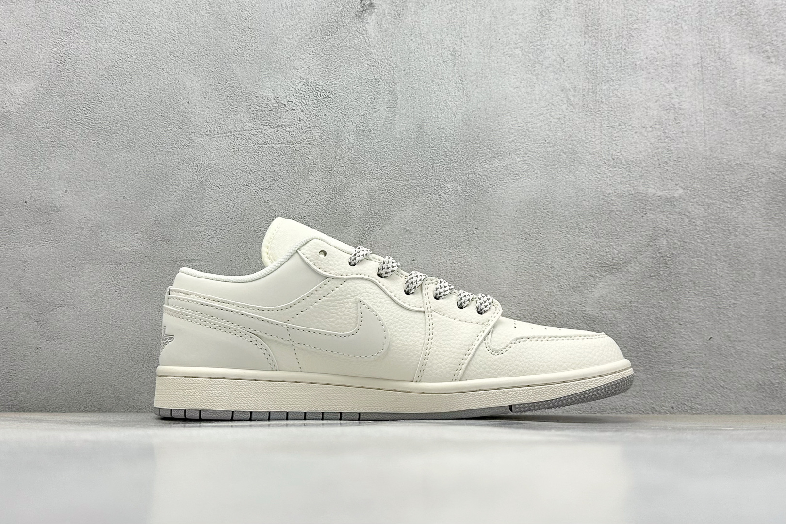 Air Jordan 1 Retro Low x Louis Vuitton 白银双小钩 XX3168-169