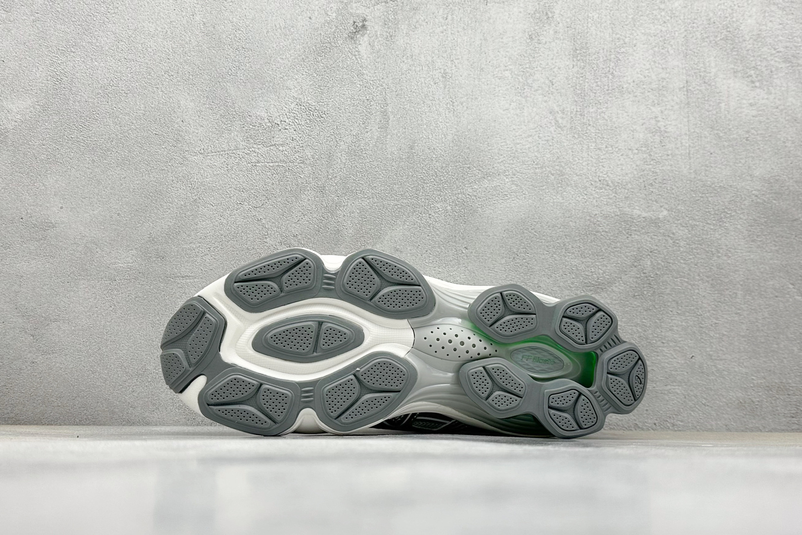  
Asics Gel-Kinetic Fluent 亚瑟士运动休闲透气专业跑鞋 
新一代缓震未来感跑鞋
