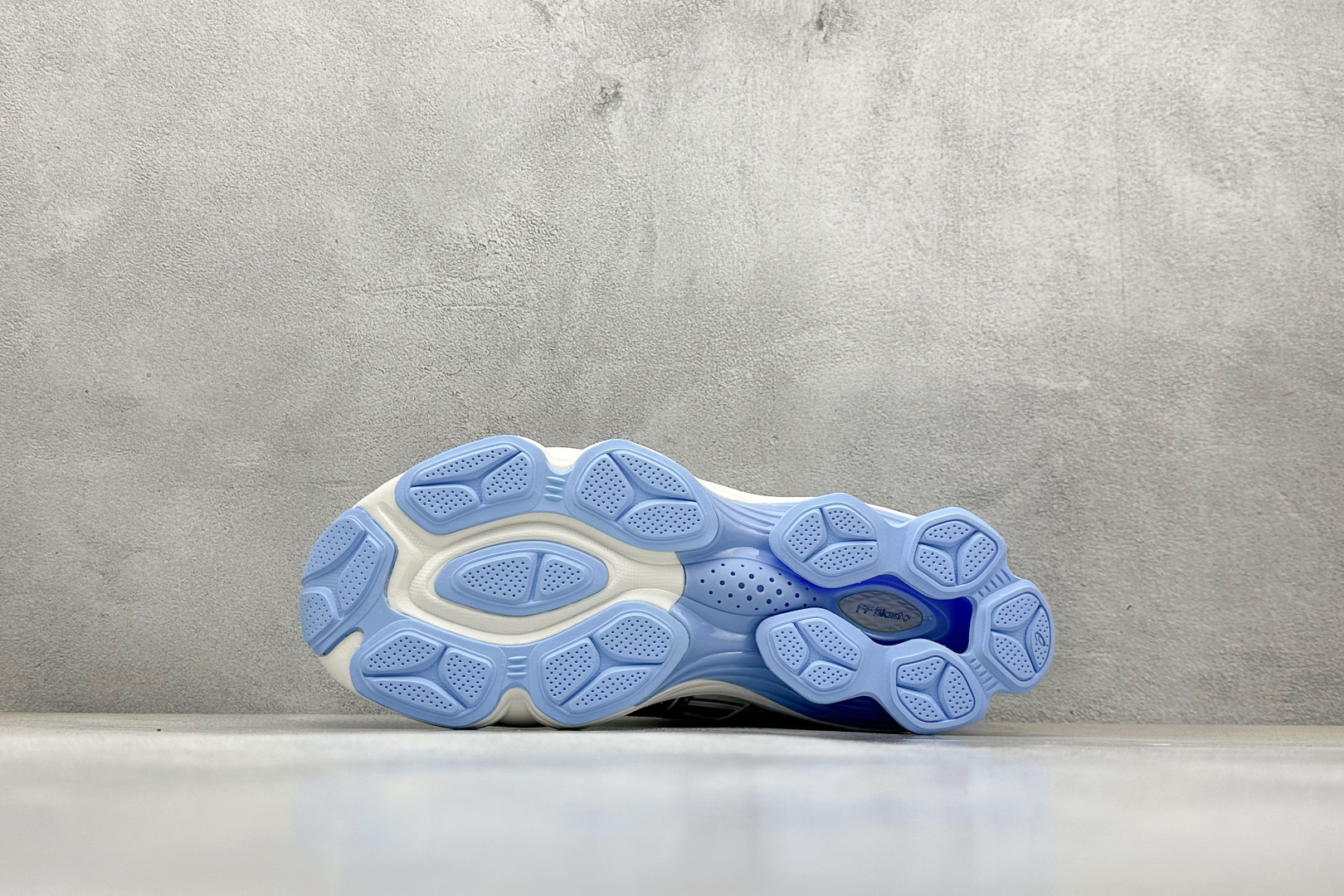  
Asics Gel-Kinetic Fluent 亚瑟士运动休闲透气专业跑鞋 
新一代缓震未来感跑鞋