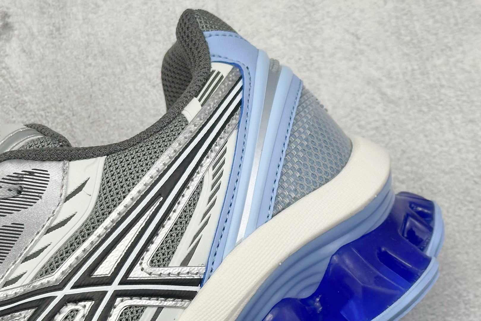  
Asics Gel-Kinetic Fluent 亚瑟士运动休闲透气专业跑鞋 
新一代缓震未来感跑鞋