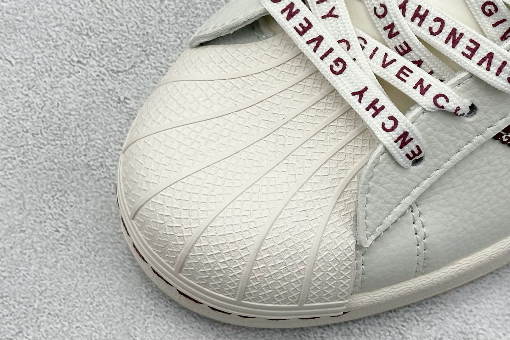  
AD Originals Superstar x GIVENCHY 白红
采用全新头层拼接皮革材质
