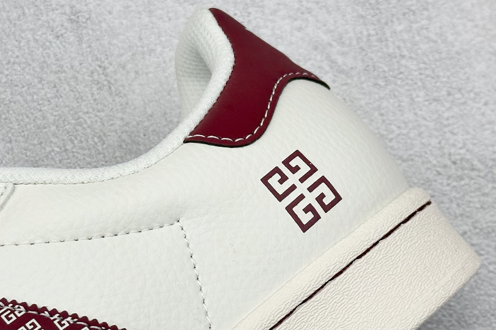  
AD Originals Superstar x GIVENCHY 白红
采用全新头层拼接皮革材质
