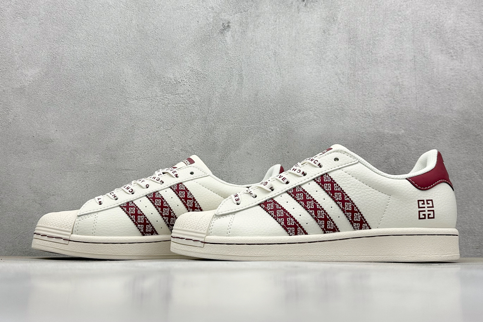  
AD Originals Superstar x GIVENCHY 白红
采用全新头层拼接皮革材质
