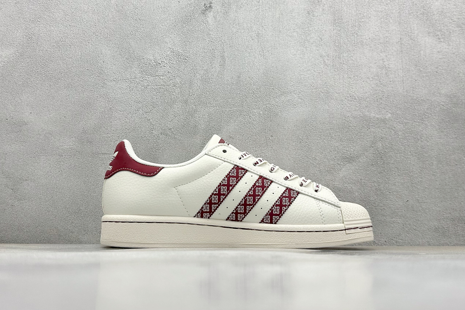  
AD Originals Superstar x GIVENCHY 白红
采用全新头层拼接皮革材质
