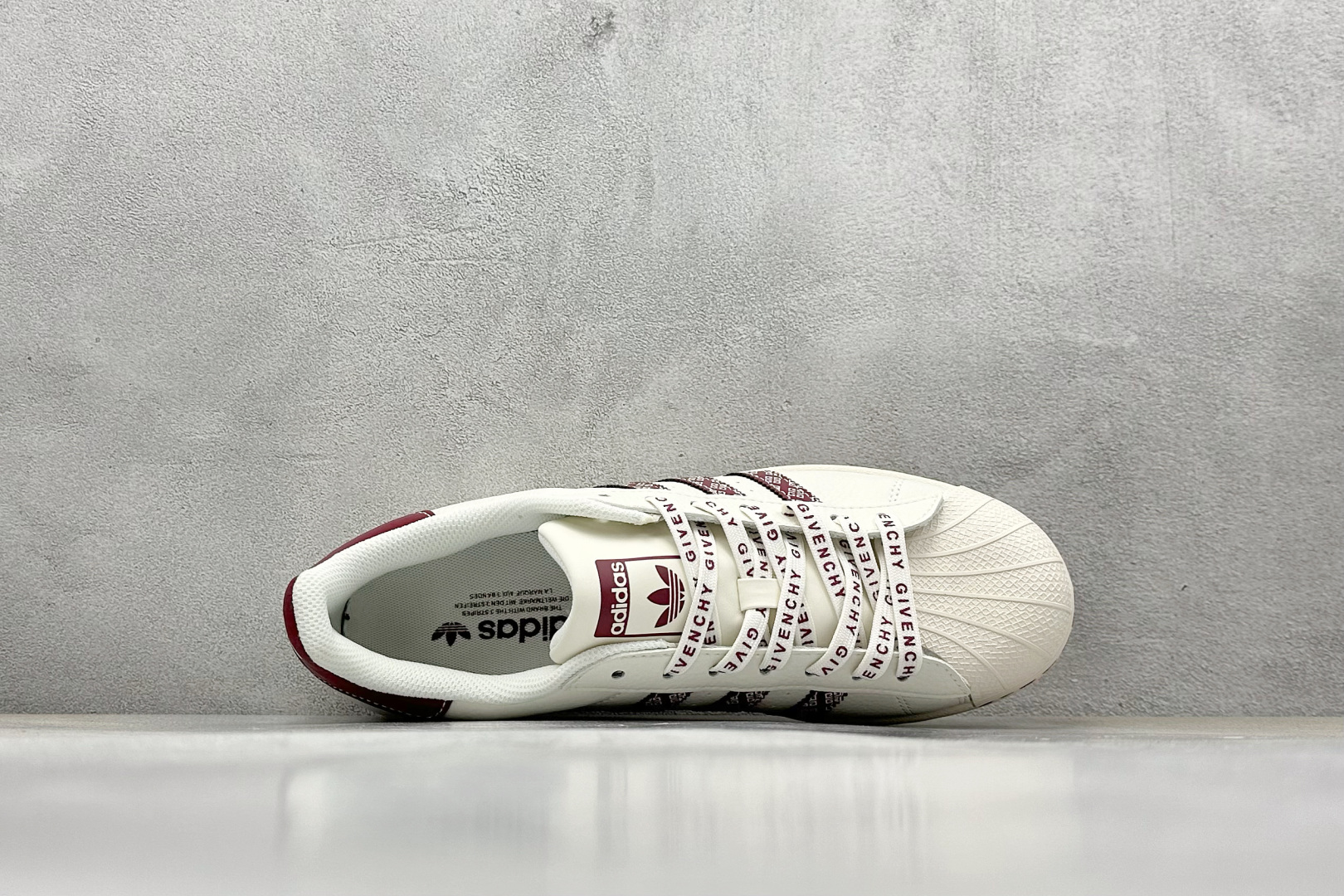  
AD Originals Superstar x GIVENCHY 白红
采用全新头层拼接皮革材质
