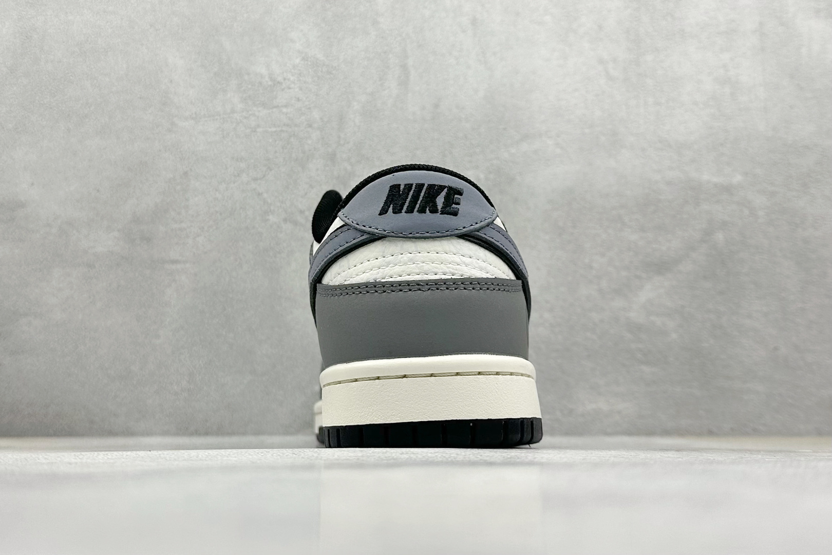  
Nike SB Dunk Low x GUCCI 灰白蓝小钩
纯原大厂出品 极力推荐
原装头层材料 