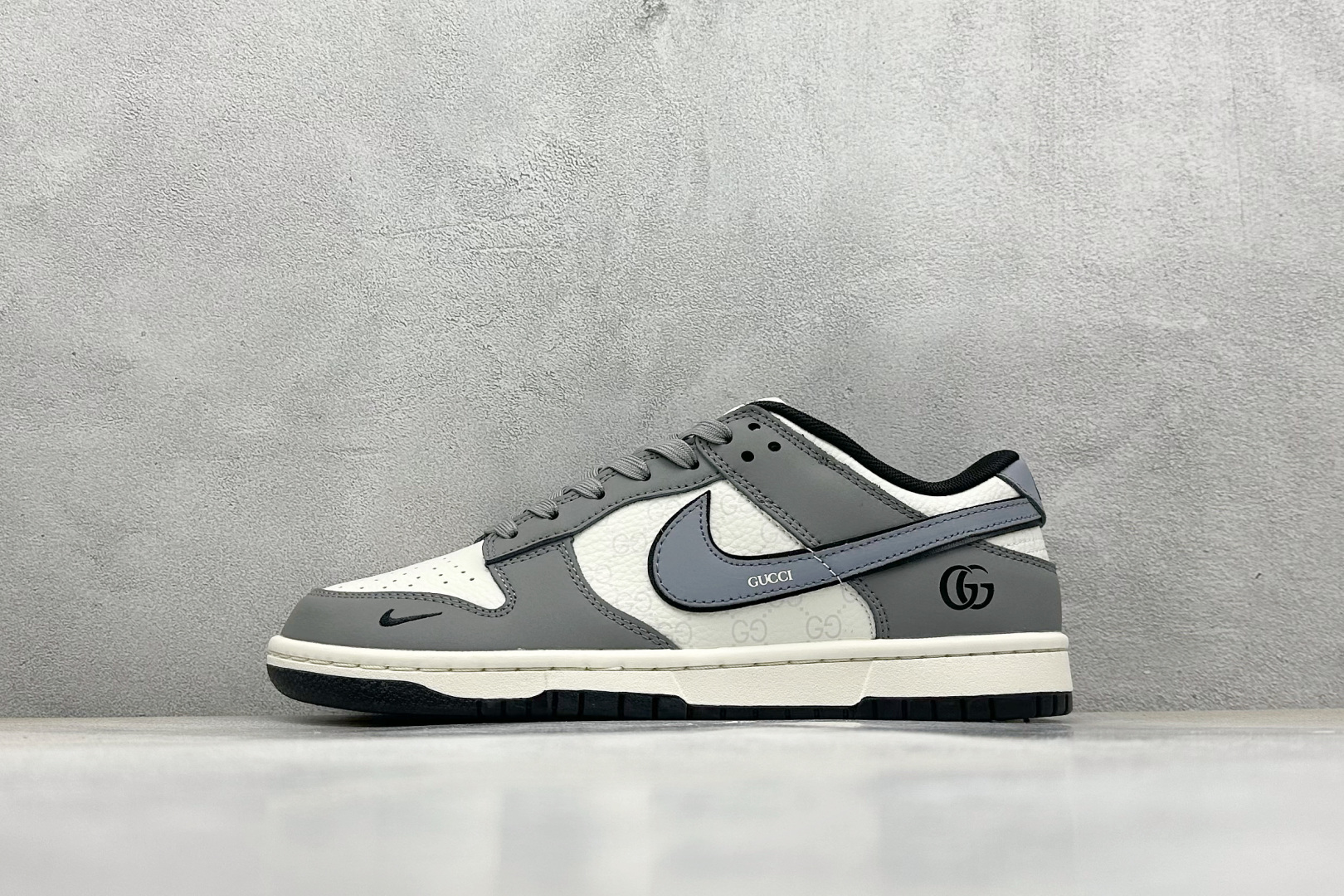 
Nike SB Dunk Low x GUCCI 灰白蓝小钩
纯原大厂出品 极力推荐
原装头层材料 