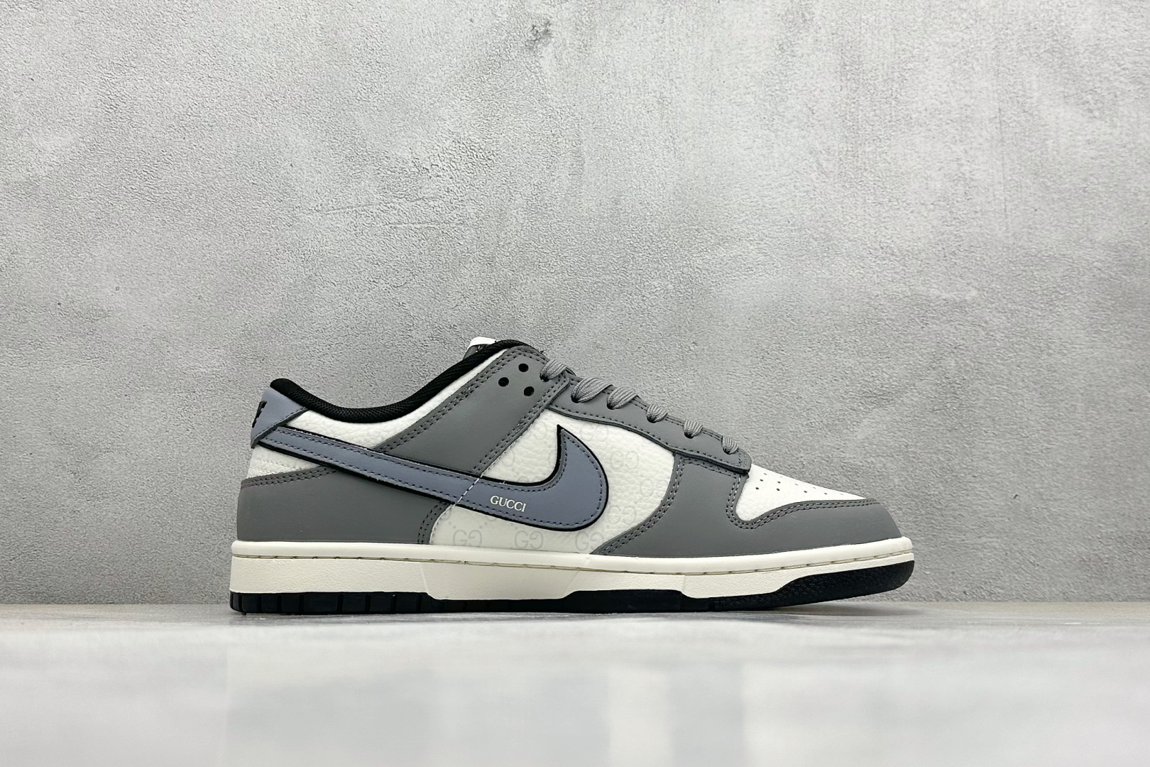  
Nike SB Dunk Low x GUCCI 灰白蓝小钩
纯原大厂出品 极力推荐
原装头层材料 