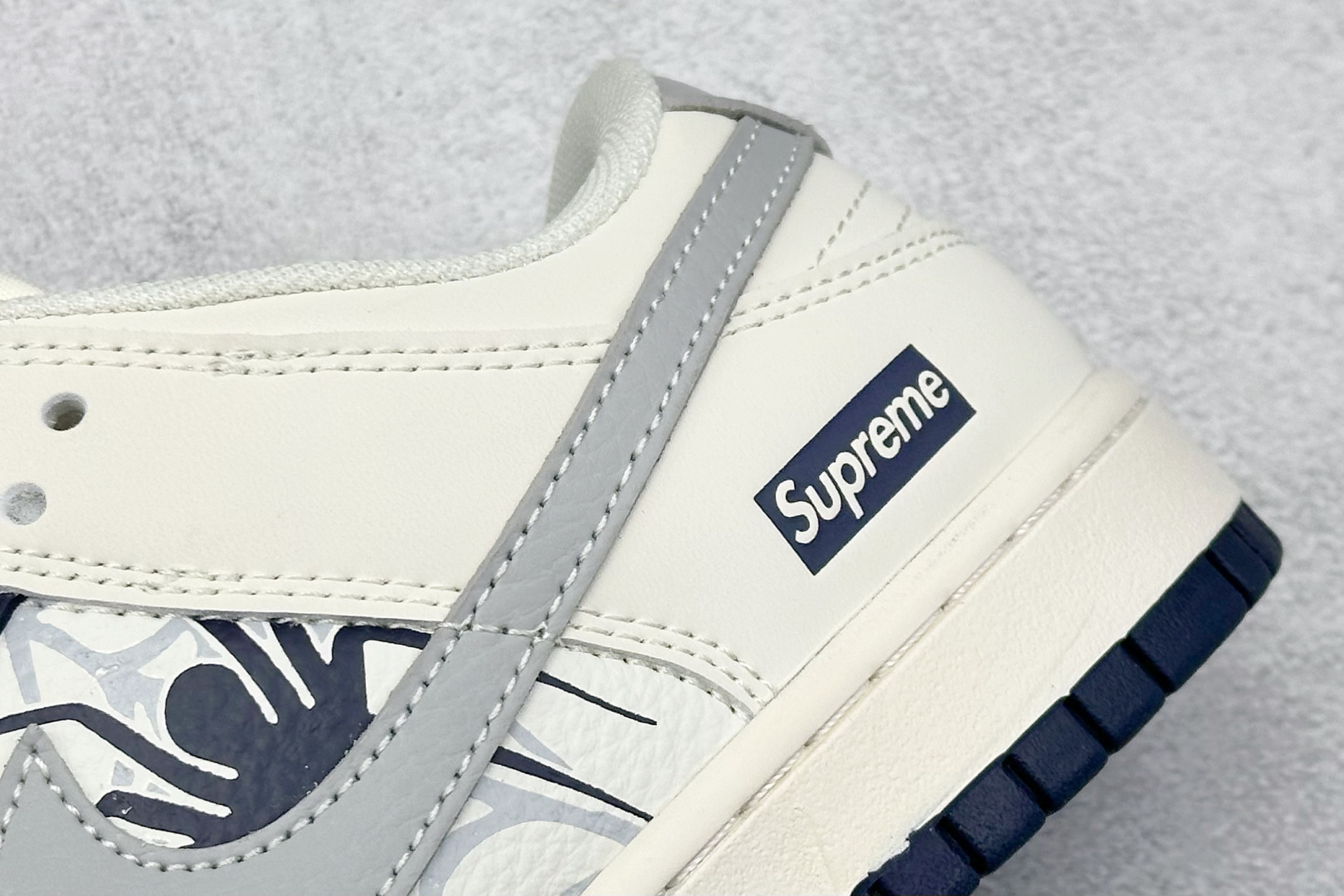  
Nike SB Dunk Low x Supreme 蓝白灰小钩
纯原大厂出品 极力推荐
原装头层材