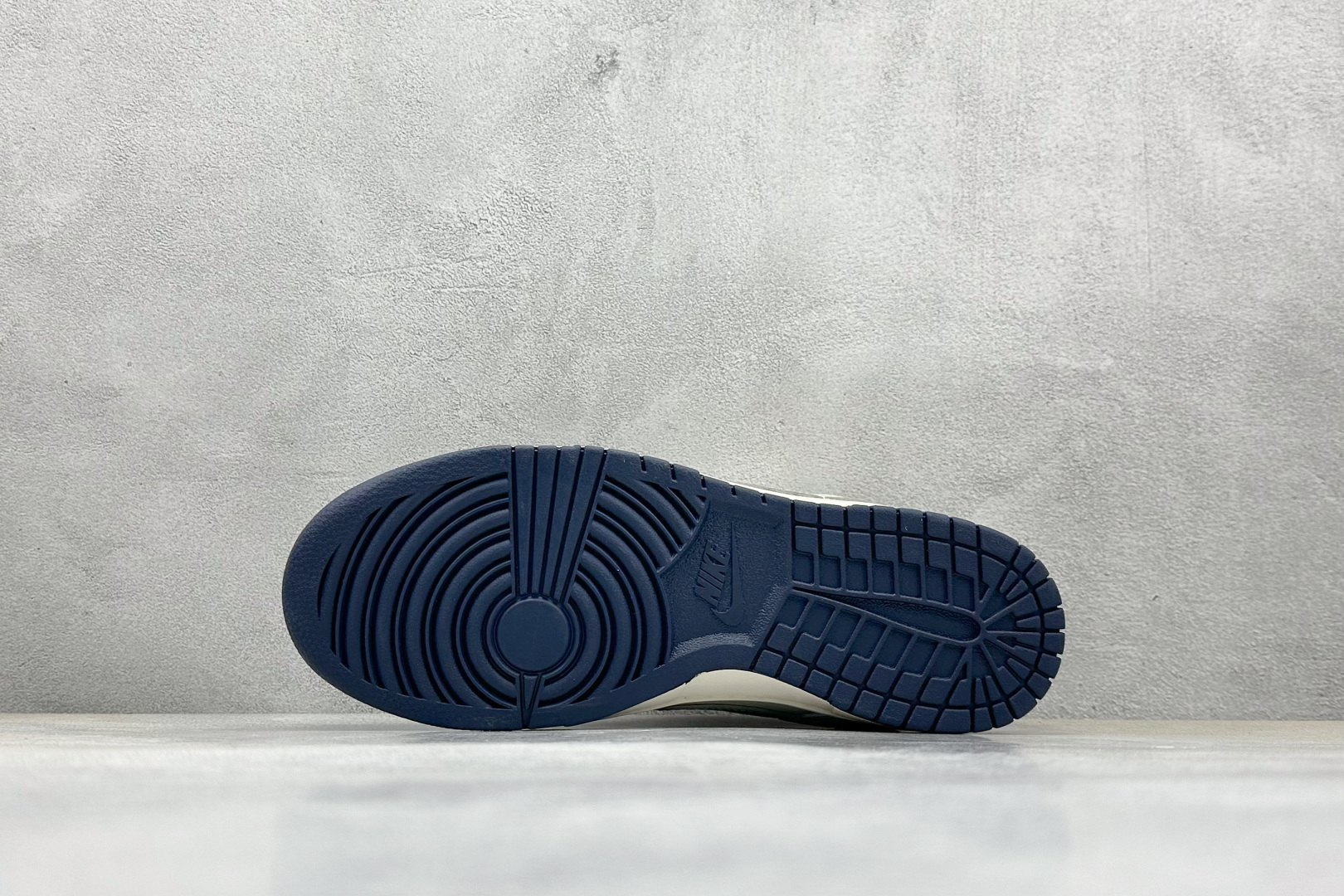  
Nike SB Dunk Low x Supreme 蓝白灰小钩
纯原大厂出品 极力推荐
原装头层材