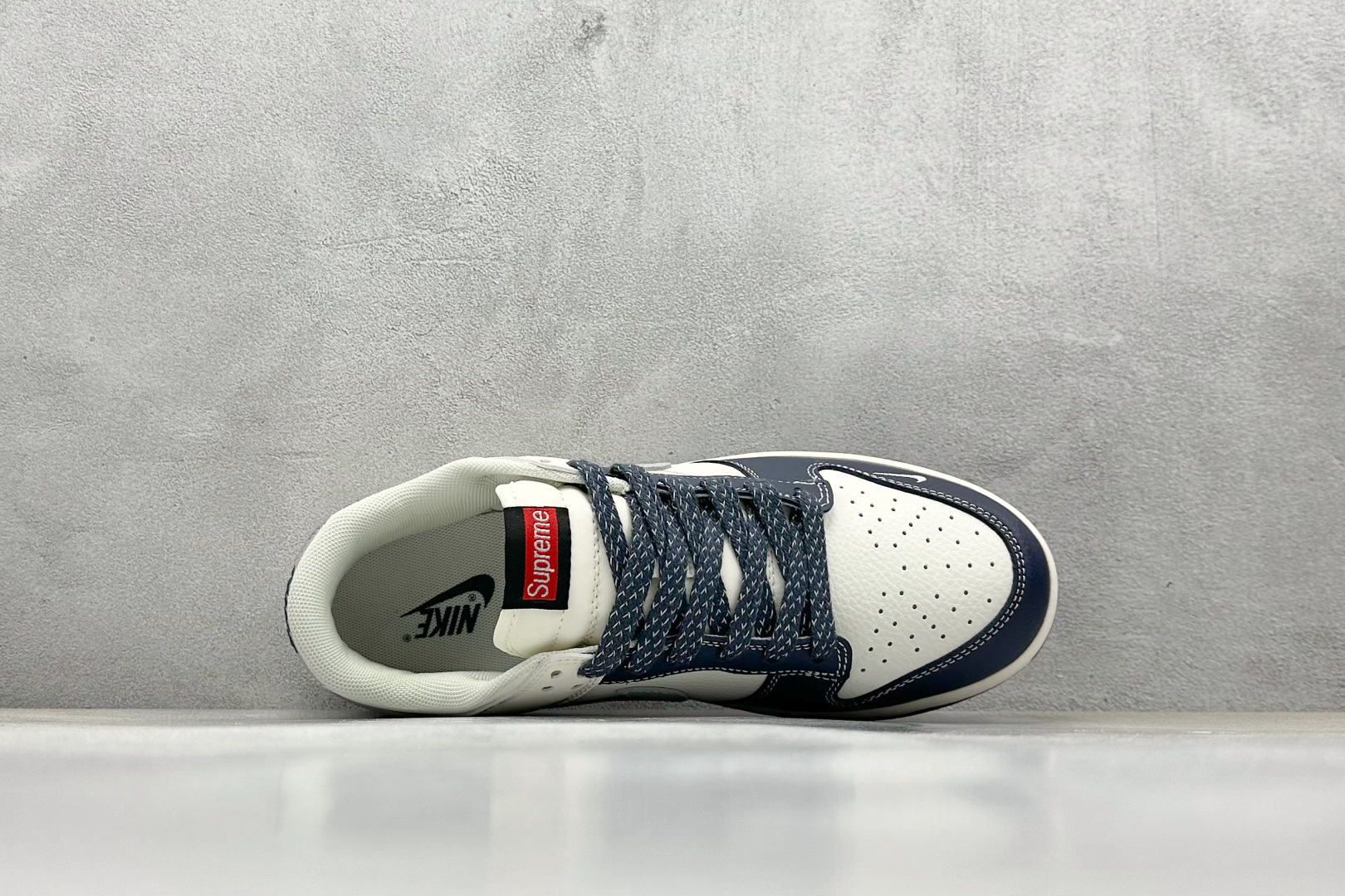  
Nike SB Dunk Low x Supreme 蓝白灰小钩
纯原大厂出品 极力推荐
原装头层材