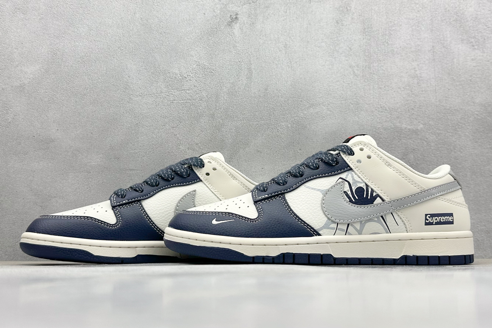  
Nike SB Dunk Low x Supreme 蓝白灰小钩
纯原大厂出品 极力推荐
原装头层材