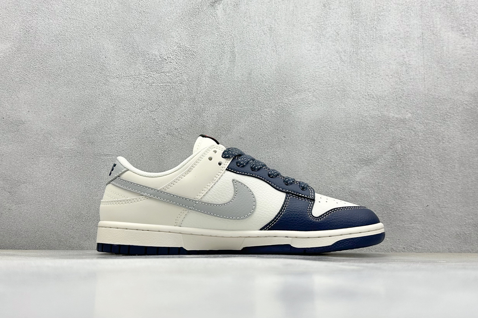  
Nike SB Dunk Low x Supreme 蓝白灰小钩
纯原大厂出品 极力推荐
原装头层材