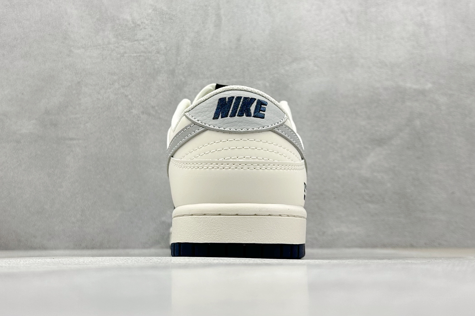  
Nike SB Dunk Low x Supreme 蓝白灰小钩
纯原大厂出品 极力推荐
原装头层材