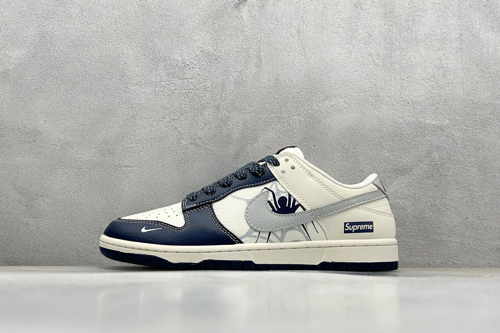  
Nike SB Dunk Low x Supreme 蓝白灰小钩
纯原大厂出品 极力推荐
原装头层材