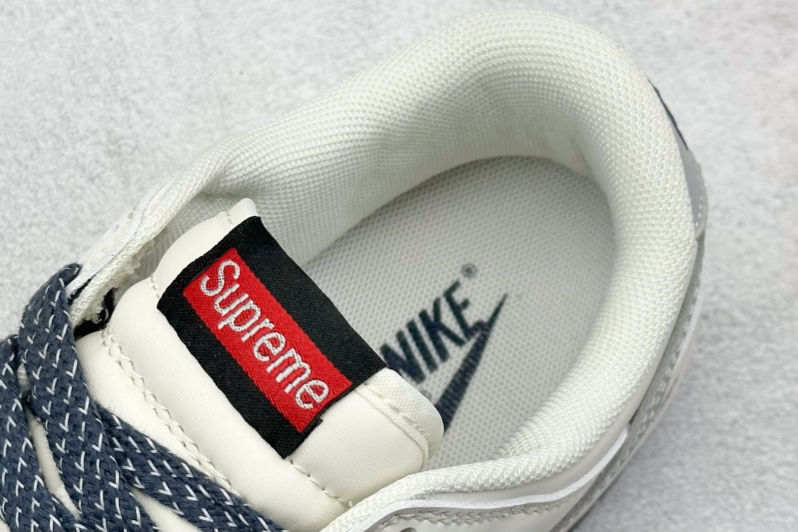  
Nike SB Dunk Low x Supreme 蓝白灰小钩
纯原大厂出品 极力推荐
原装头层材