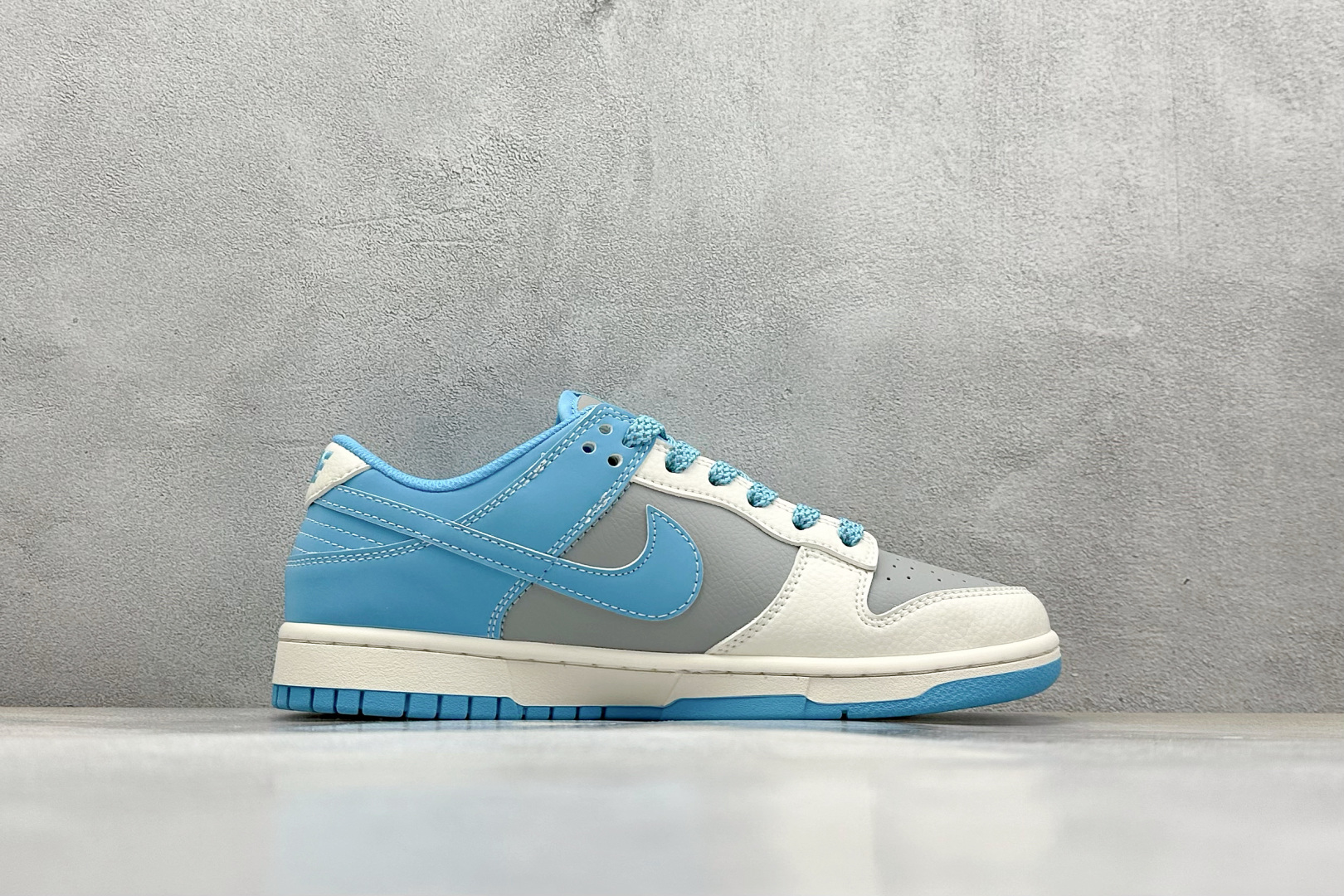  终端放店
XC版 Nike SB Dunk Low x BAPE 米白灰蓝
纯原大厂出品 极力推荐
原