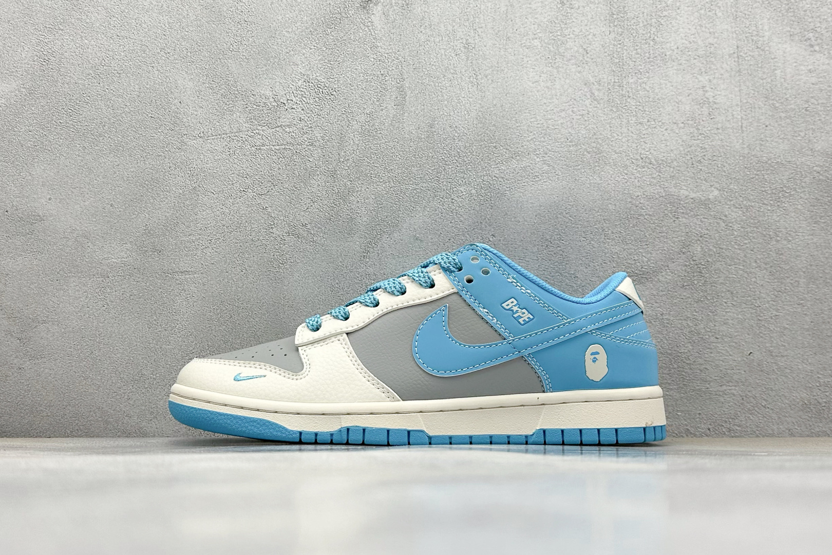  终端放店
XC版 Nike SB Dunk Low x BAPE 米白灰蓝
纯原大厂出品 极力推荐
原