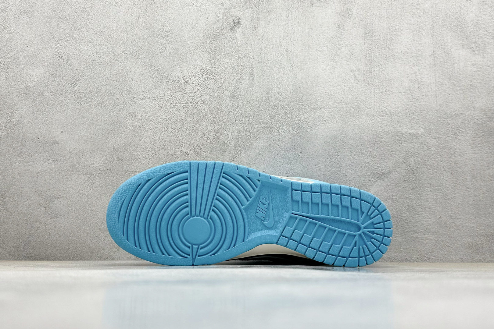  终端放店
XC版 Nike SB Dunk Low x BAPE 米白灰蓝
纯原大厂出品 极力推荐
原