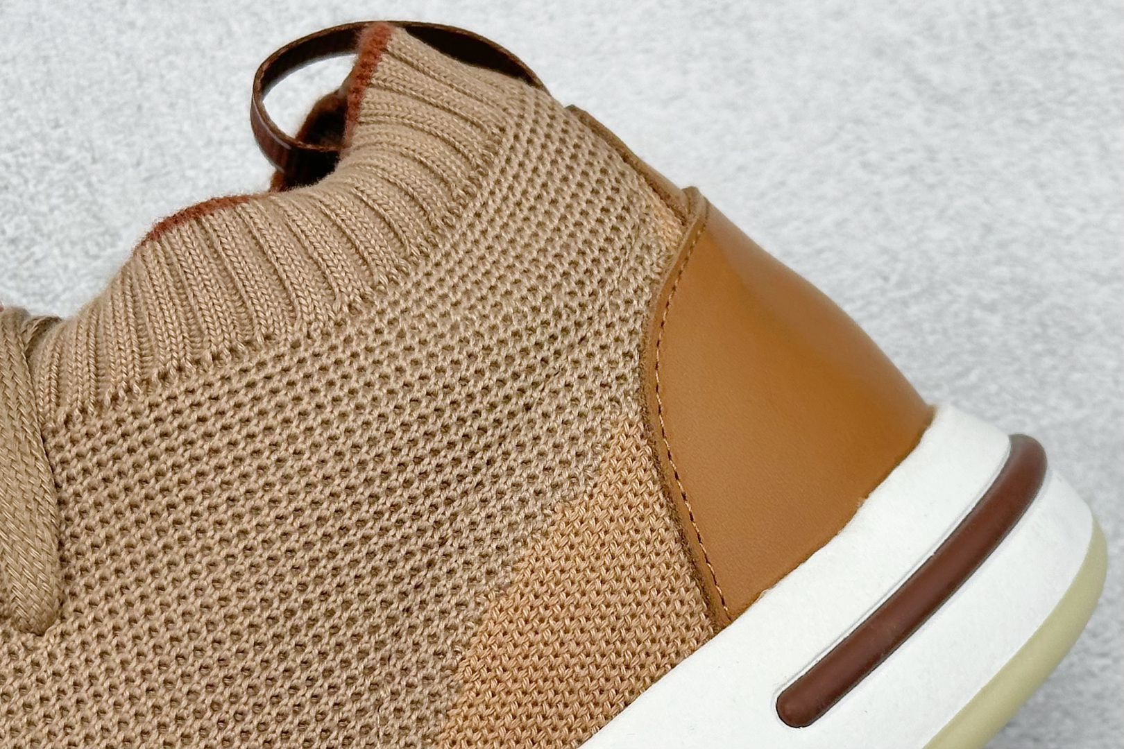 Loro Piana 顶级皮革以自然纹理诠释质感