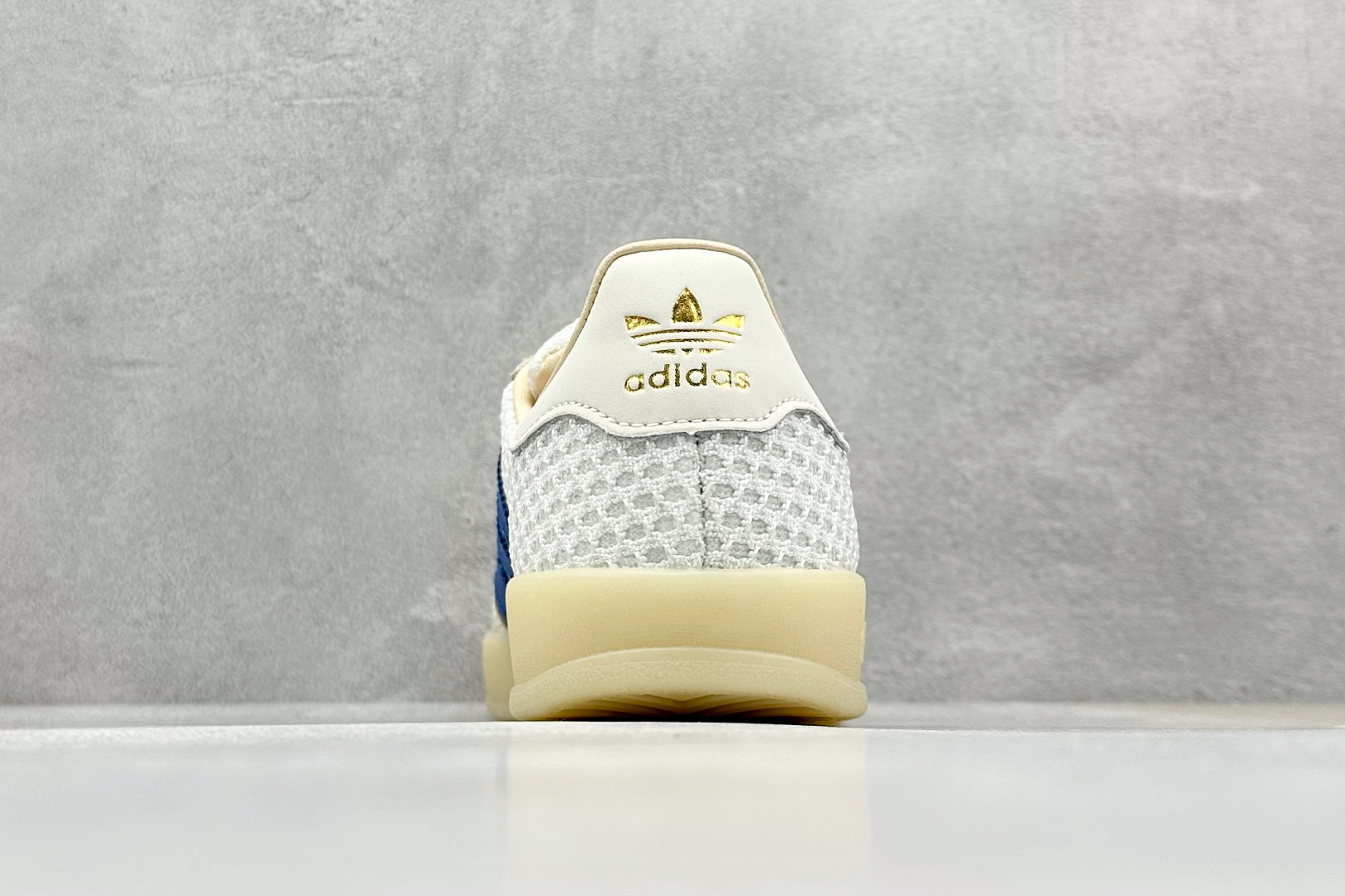 AD GAZELLE INDOOR 米白色 此款鞋延续了橡胶外底和经典款式的传统 JH5419