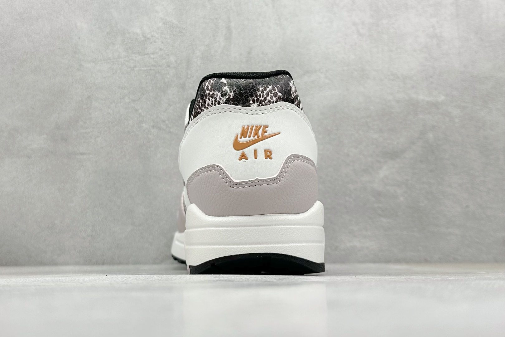 220 Nike Air Max 1 ”Snakeskin” 淡粉色 复古休闲跑步鞋 HF5338-100