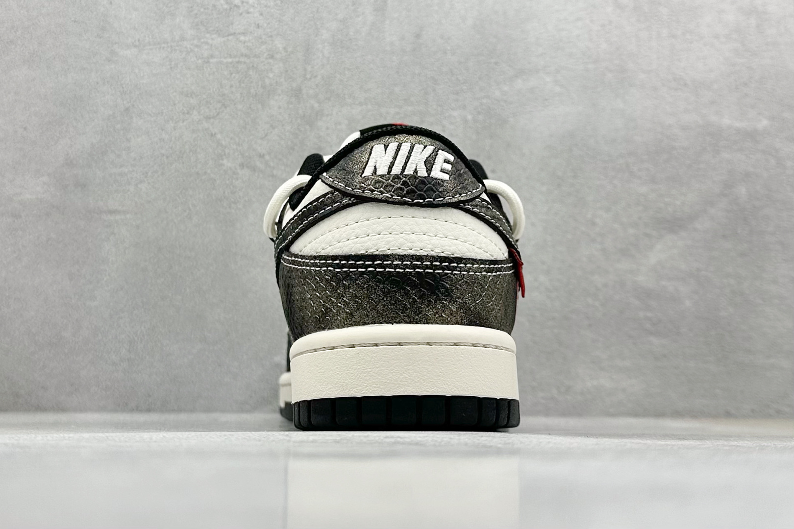 300 Nike SB Dunk Low 蛇年系列 绑带渐变黑勾 周年高端定制 低帮休闲板鞋 YX5066-310