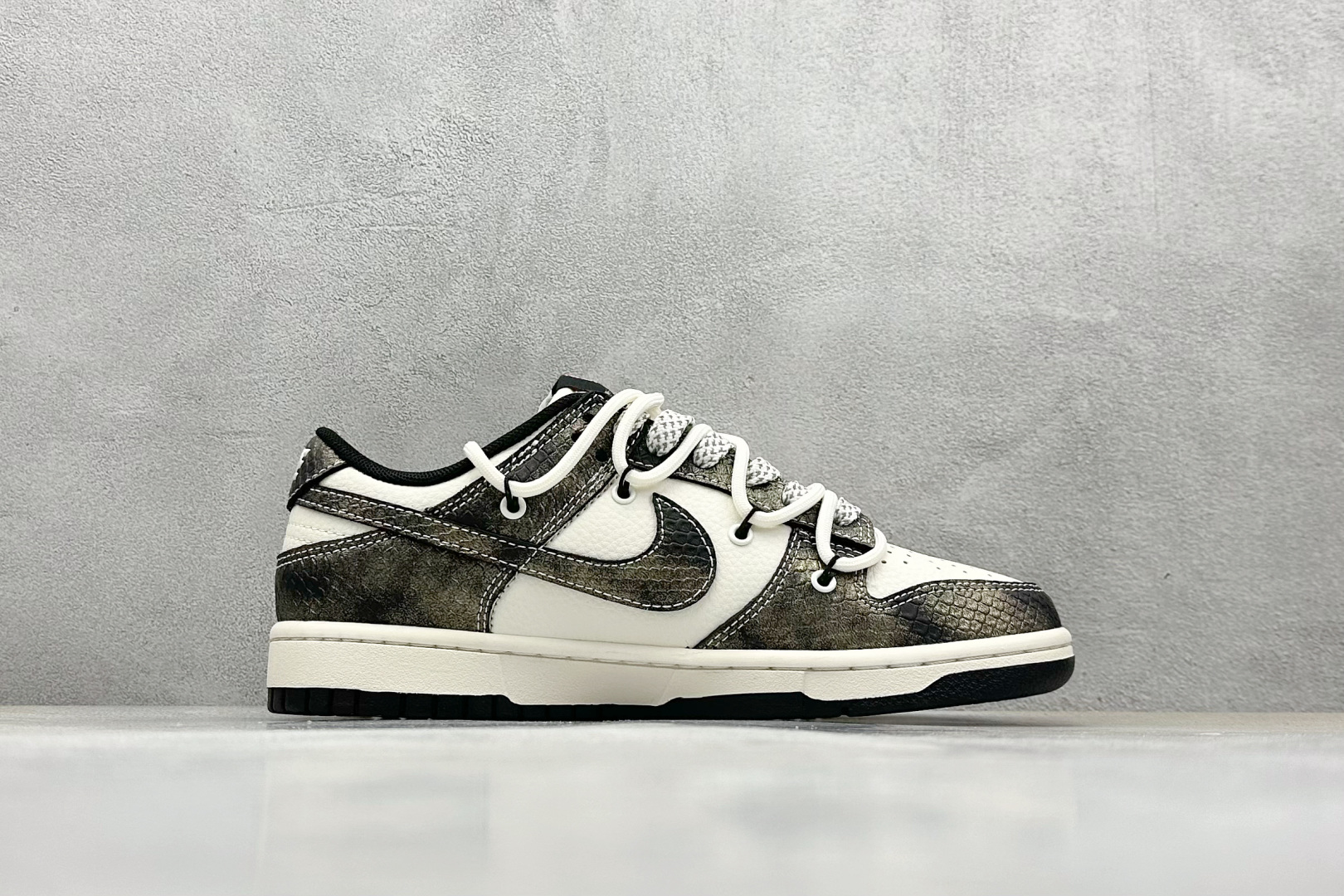 300 Nike SB Dunk Low 蛇年系列 绑带渐变黑勾 周年高端定制 低帮休闲板鞋 YX5066-310