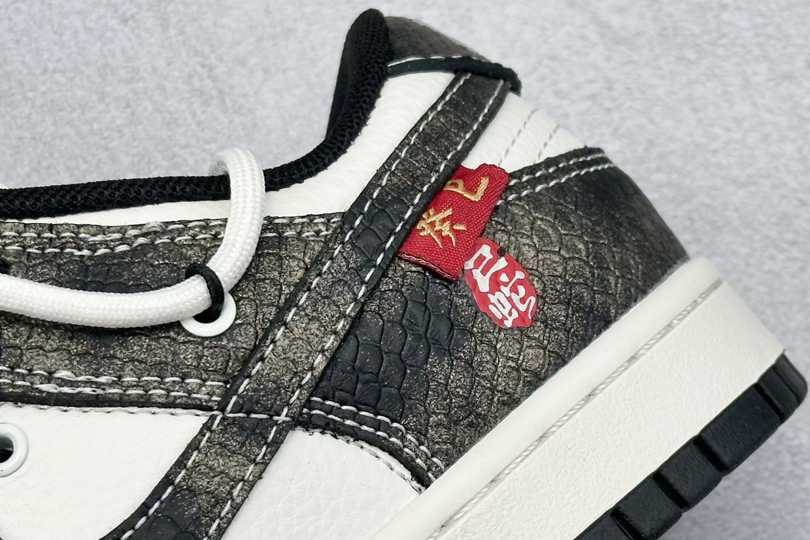 300 Nike SB Dunk Low 蛇年系列 绑带渐变黑勾 周年高端定制 低帮休闲板鞋 YX5066-310