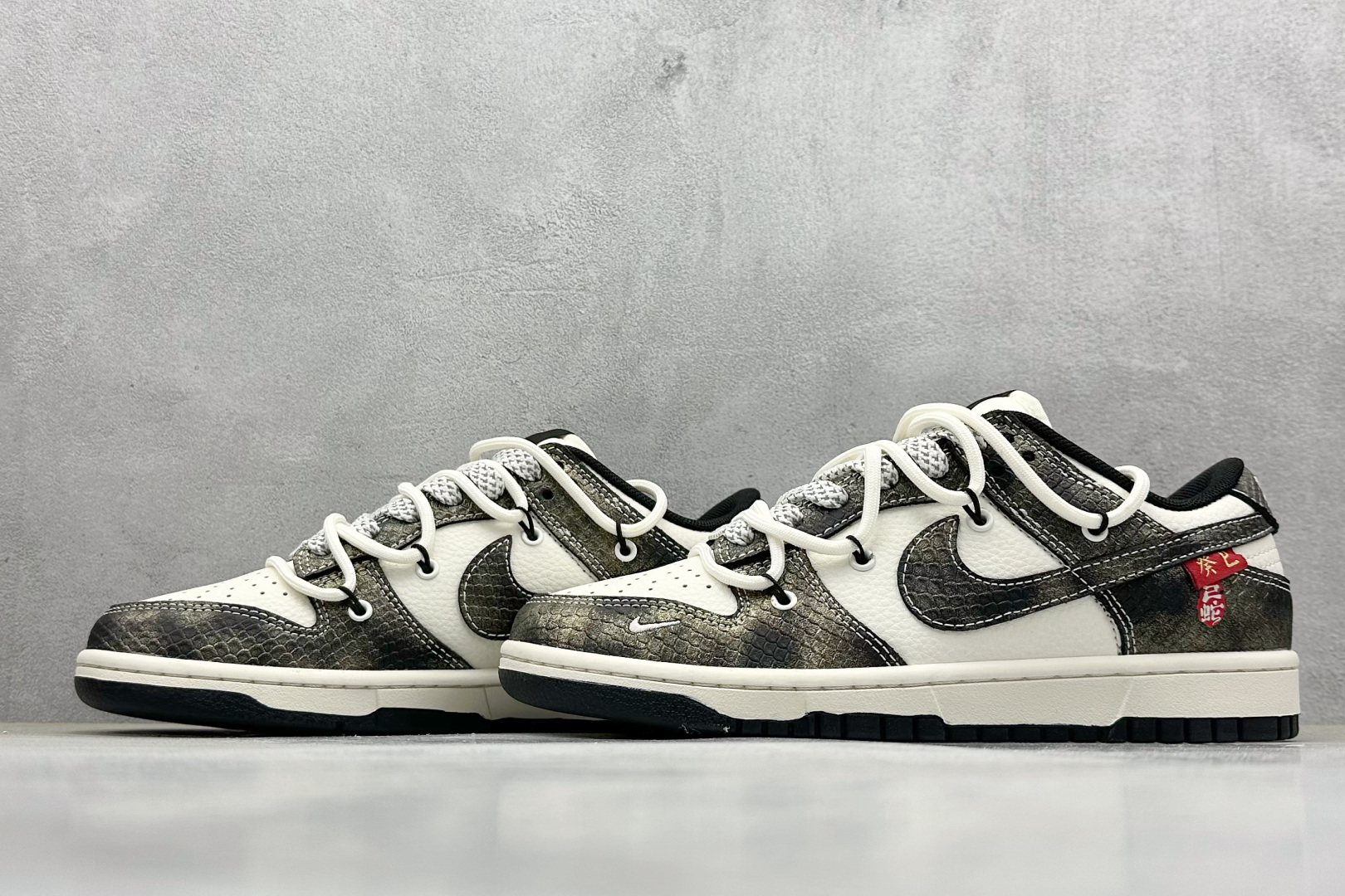 300 Nike SB Dunk Low 蛇年系列 绑带渐变黑勾 周年高端定制 低帮休闲板鞋 YX5066-310
