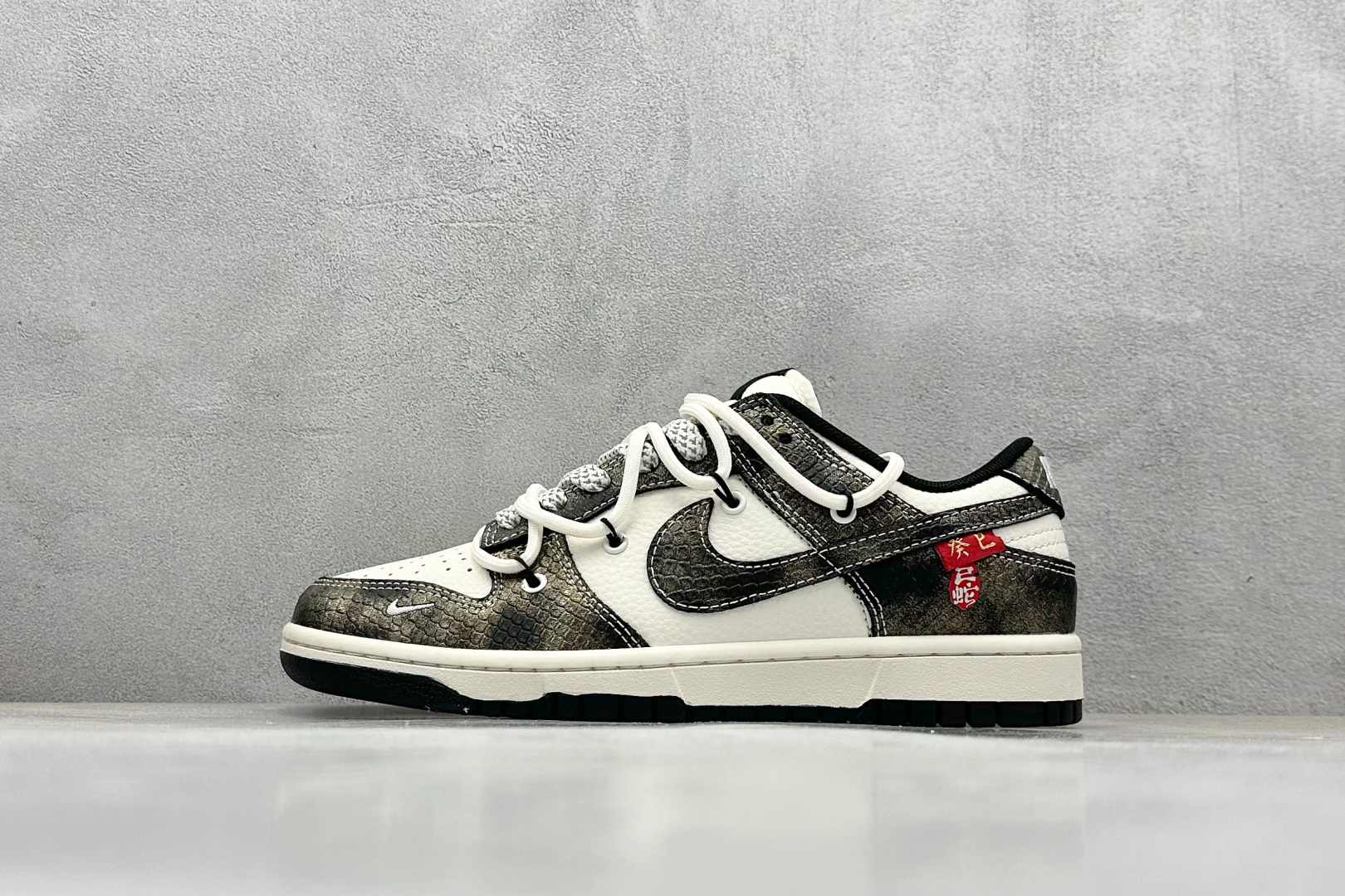 300 Nike SB Dunk Low 蛇年系列 绑带渐变黑勾 周年高端定制 低帮休闲板鞋 YX5066-310
