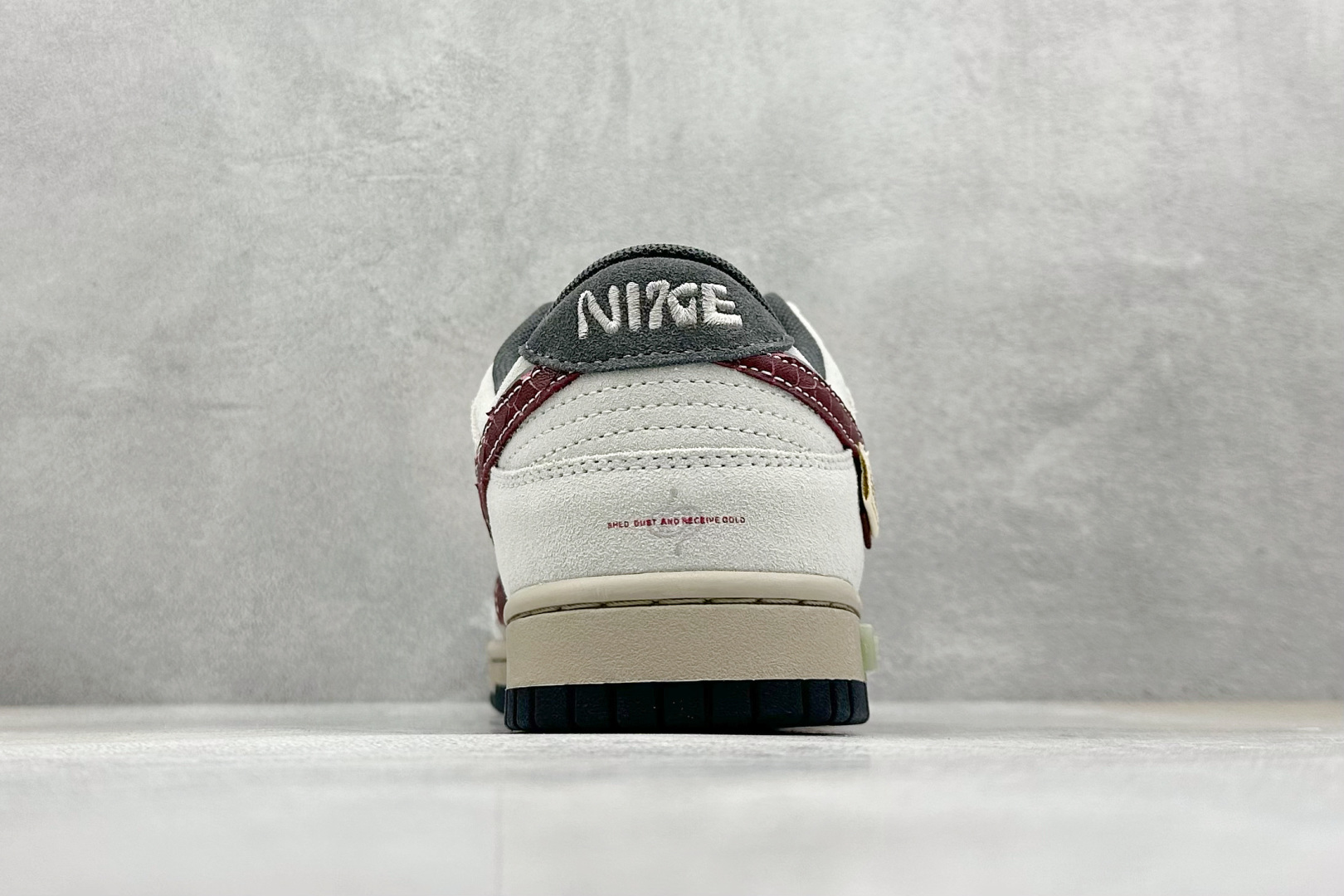300 FS版 Nike SB Dunk Low 蜕尘迎金 HV1800-101