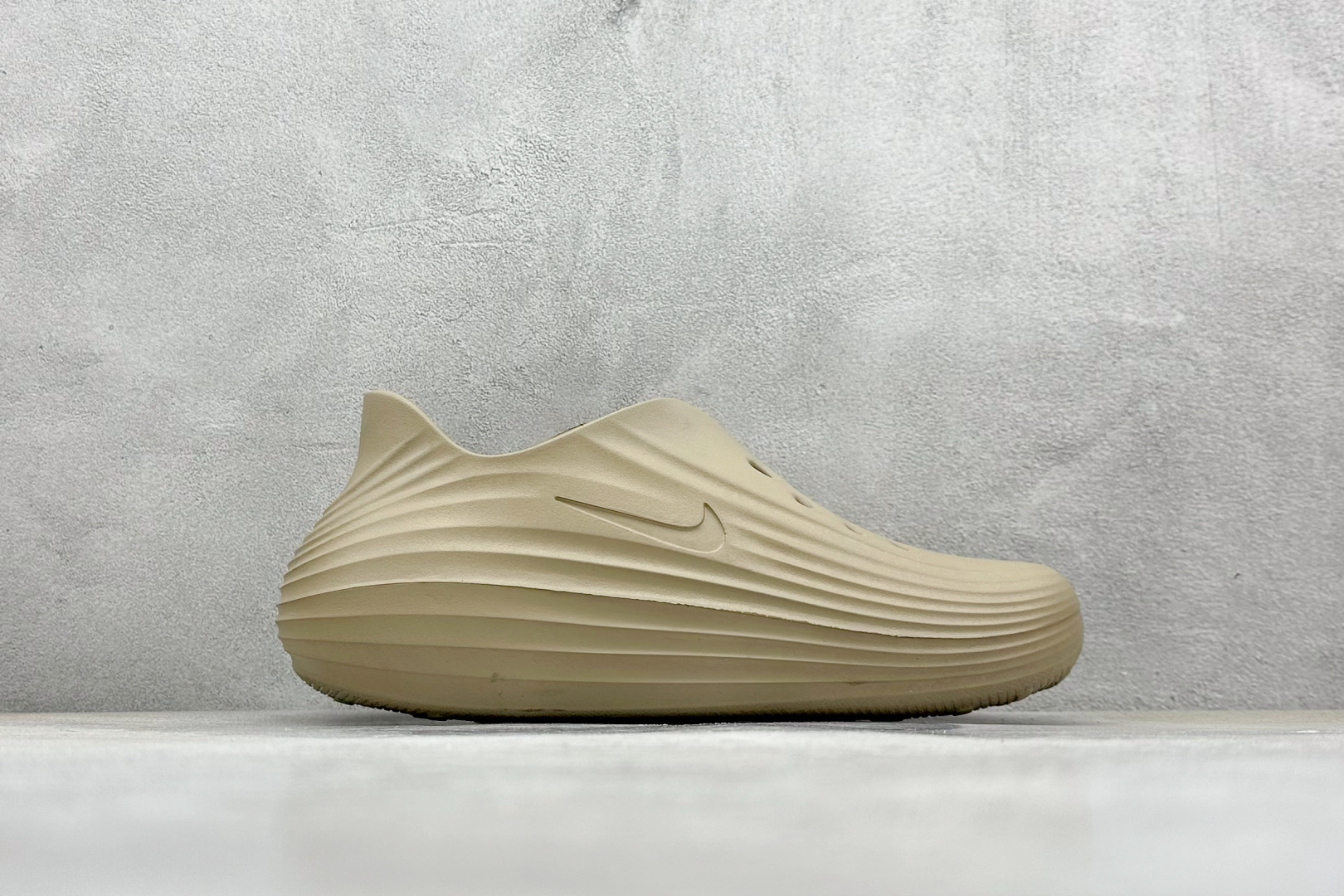 Nike ReactX Rejuven8 一脚蹬夏日穿搭凉鞋 HV5060-200