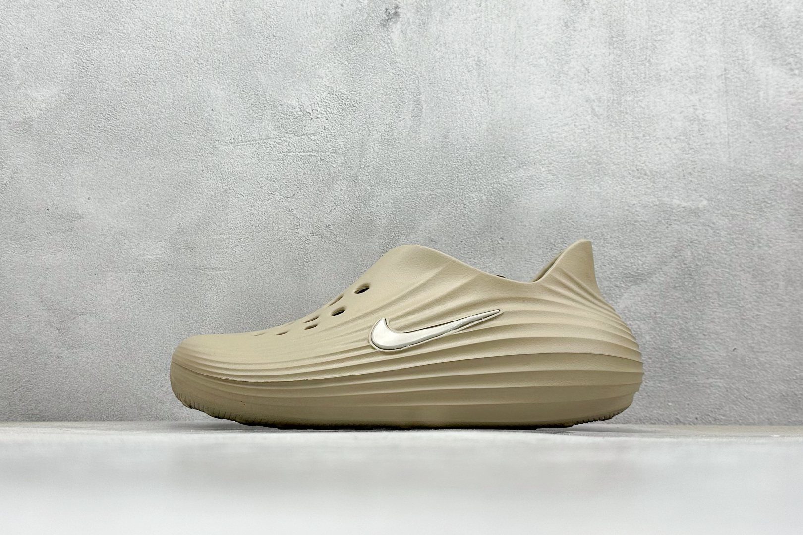 Nike ReactX Rejuven8 一脚蹬夏日穿搭凉鞋 HV5060-200