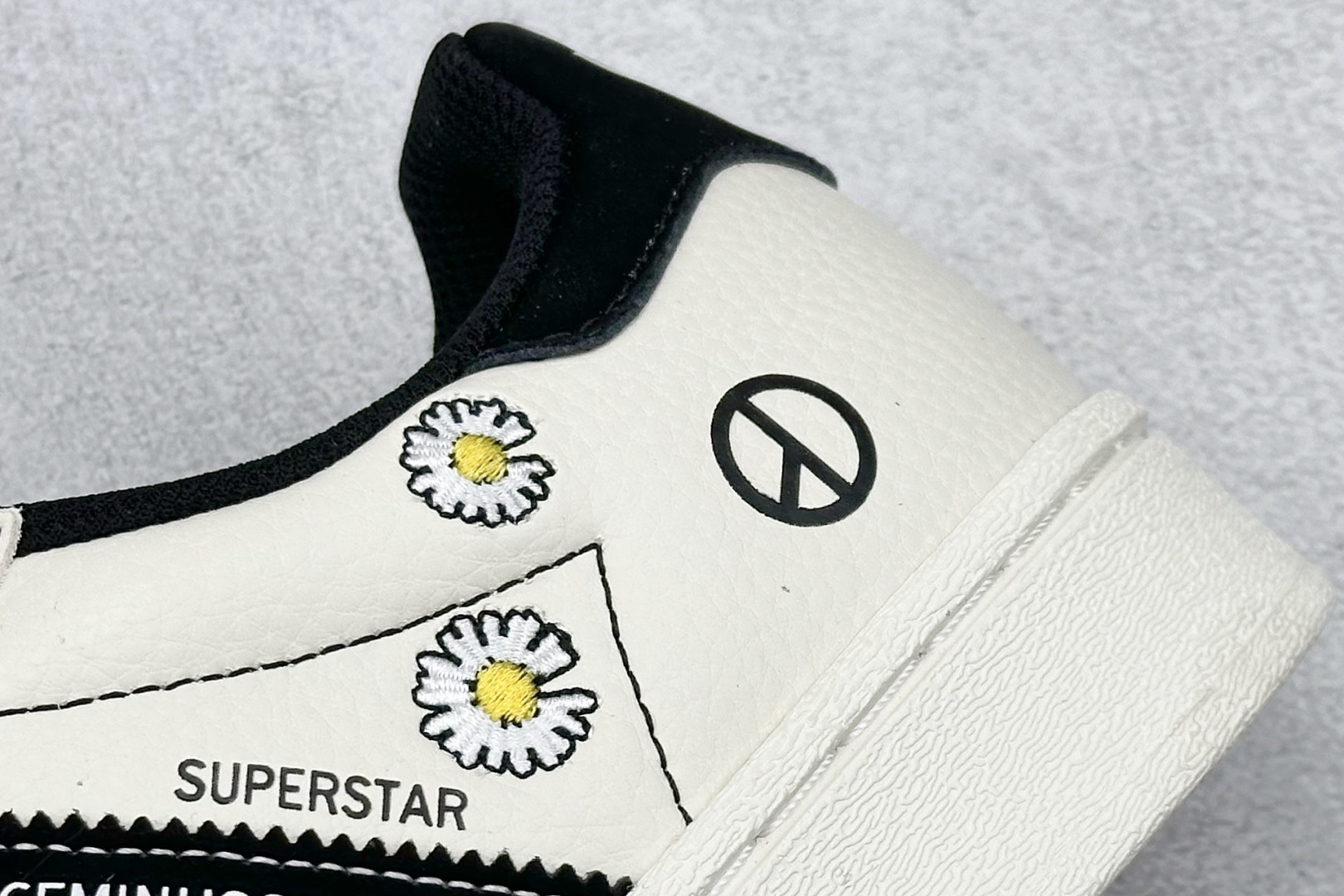 AD Originals Superstar x Peaceminusone 白黑小雏菊 XG0001