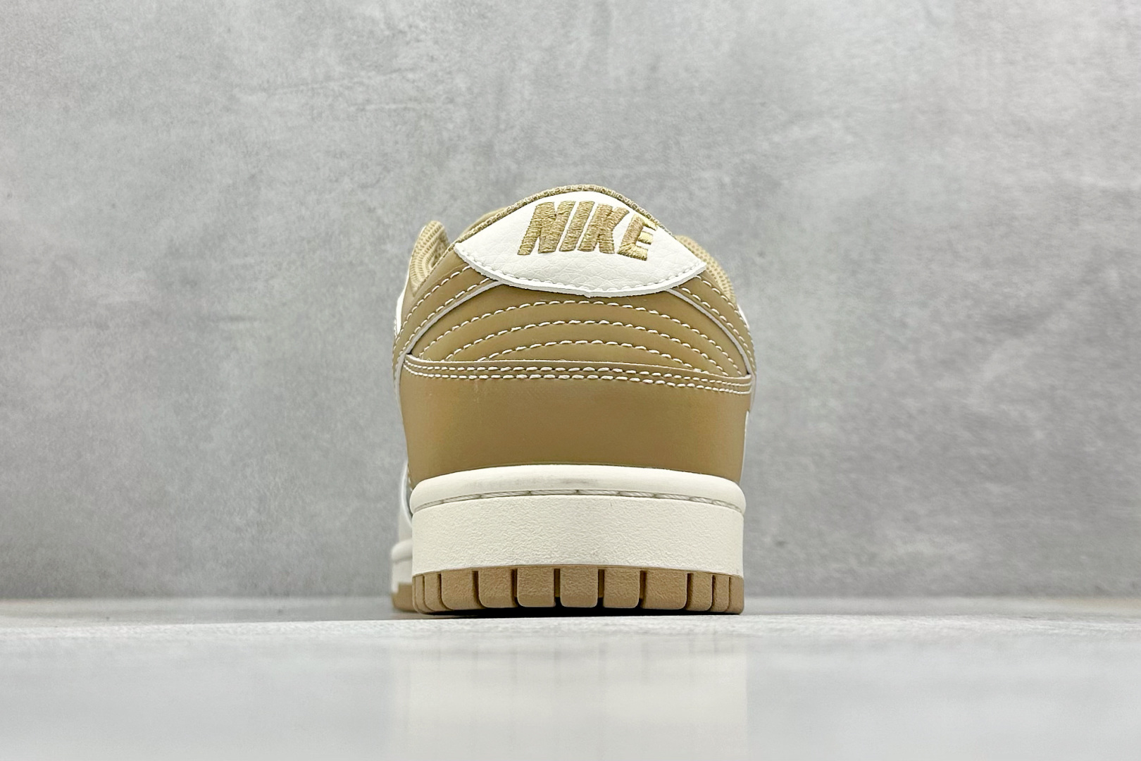  终端放店
XC版 Nike SB Dunk Low“ Bape联名——米灰棕”  周年高端定制 低帮休