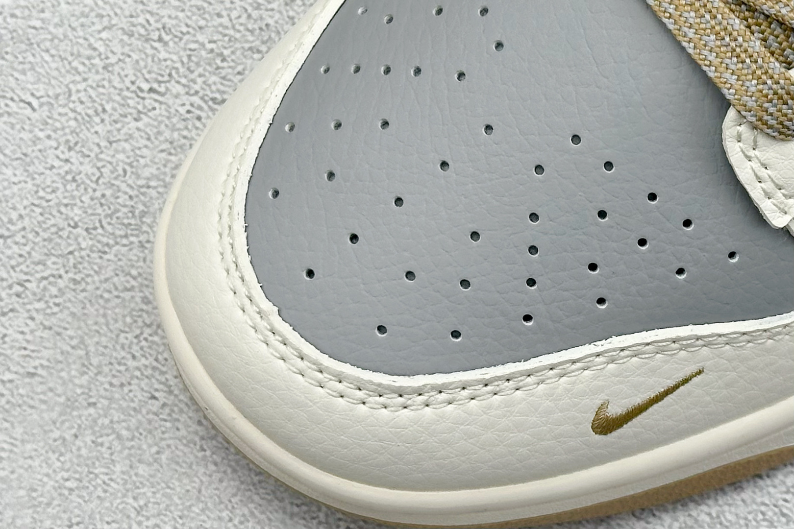  终端放店
XC版 Nike SB Dunk Low“ Bape联名——米灰棕”  周年高端定制 低帮休