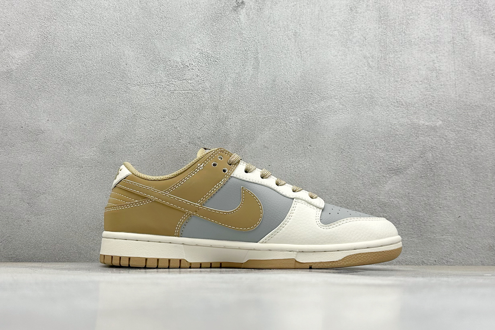  终端放店
XC版 Nike SB Dunk Low“ Bape联名——米灰棕”  周年高端定制 低帮休