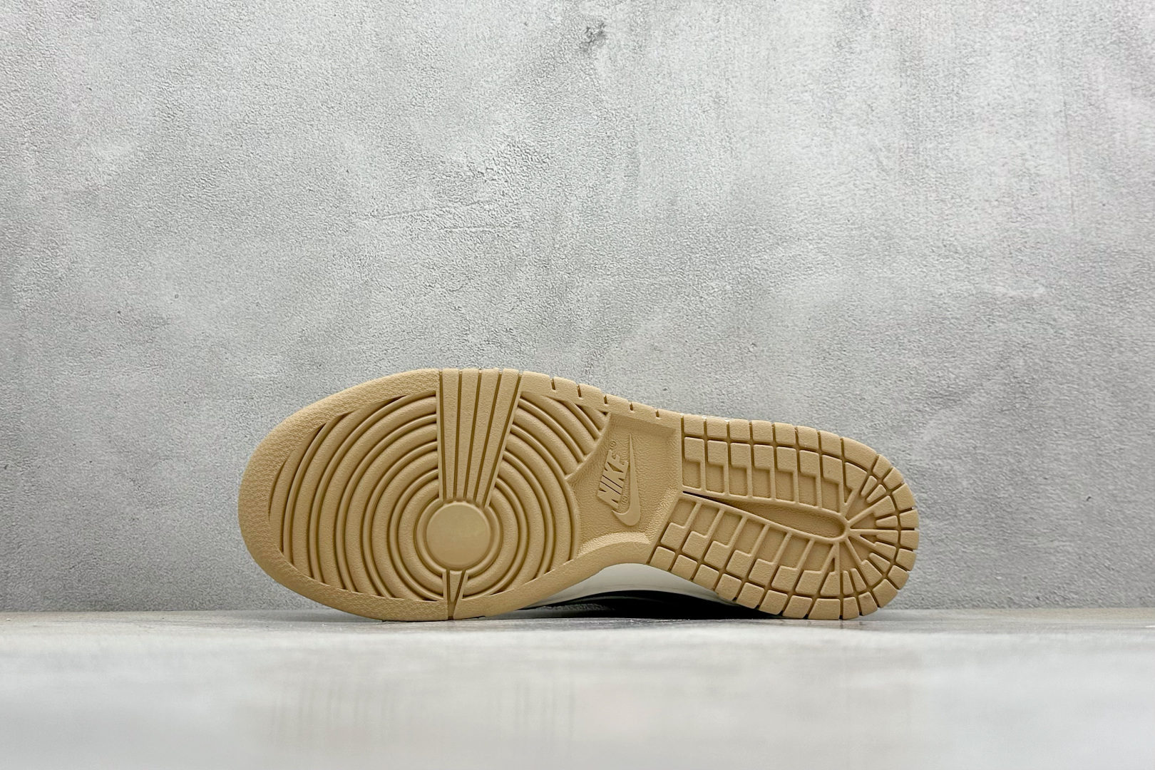  终端放店
XC版 Nike SB Dunk Low“ Bape联名——米灰棕”  周年高端定制 低帮休