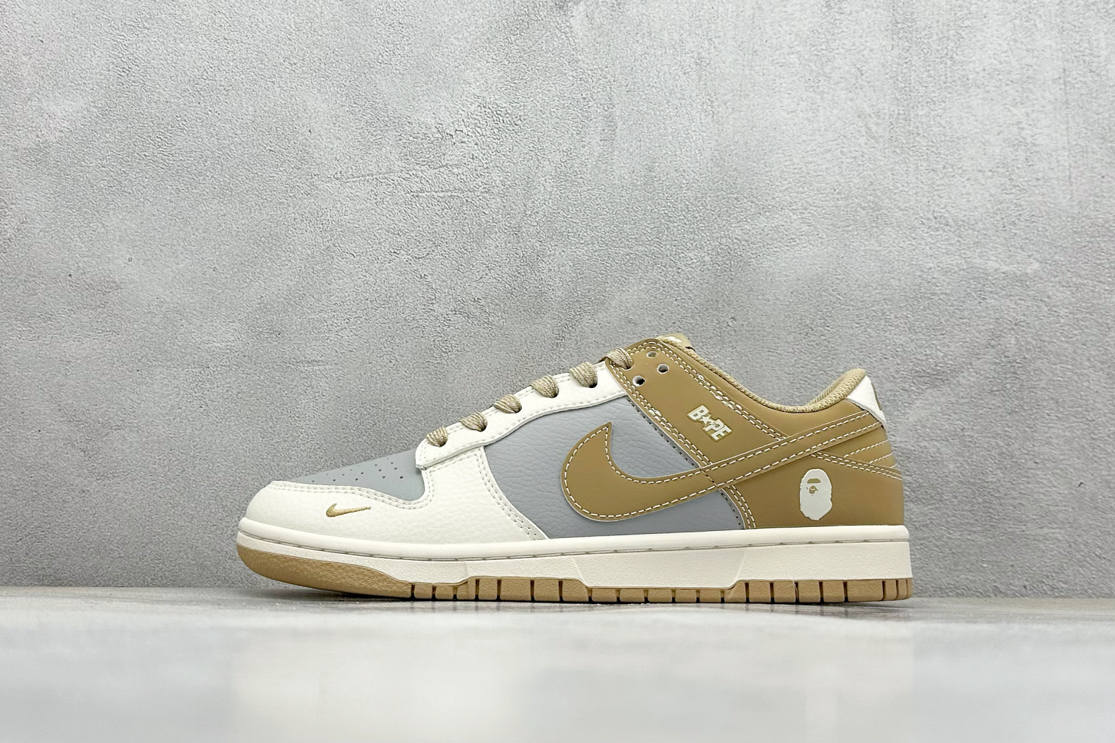 终端放店
XC版 Nike SB Dunk Low“ Bape联名——米灰棕”  周年高端定制 低帮休