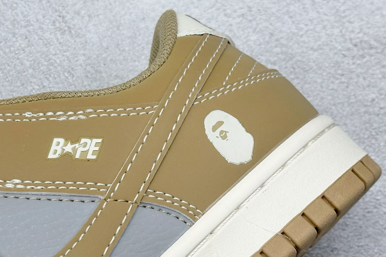  终端放店
XC版 Nike SB Dunk Low“ Bape联名——米灰棕”  周年高端定制 低帮休